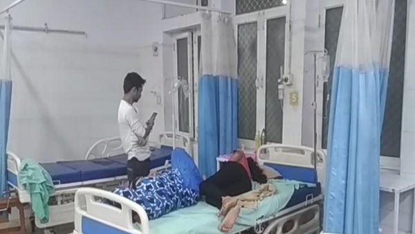 unknown four bike riders beaten to mother and her daughter in moradabad unknown four bike riders beaten to mother and her daughter in moradabad