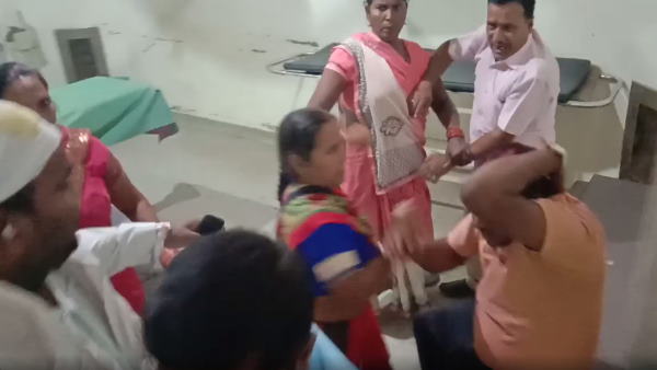 अस्पताल में पकड़कर पीटा