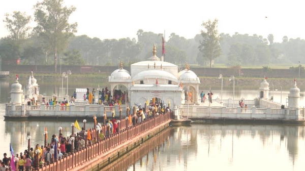 हर साल अलग-अलग जगहों से आते हैं कारीगर