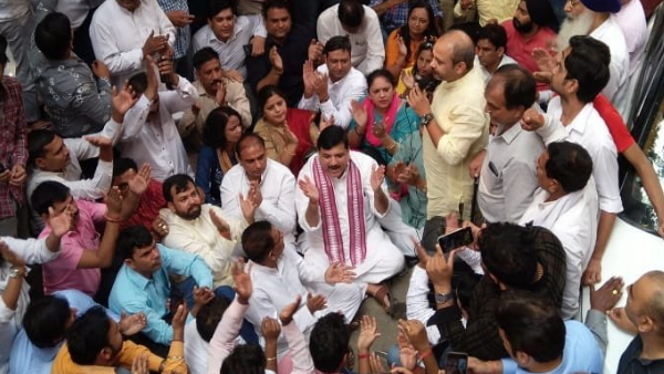 BJP and AAP activists fight on Chhat Ghat Sanjay Singh sitting on strike BJP and AAP activists fight on Chhat Ghat Sanjay Singh sitting on strike