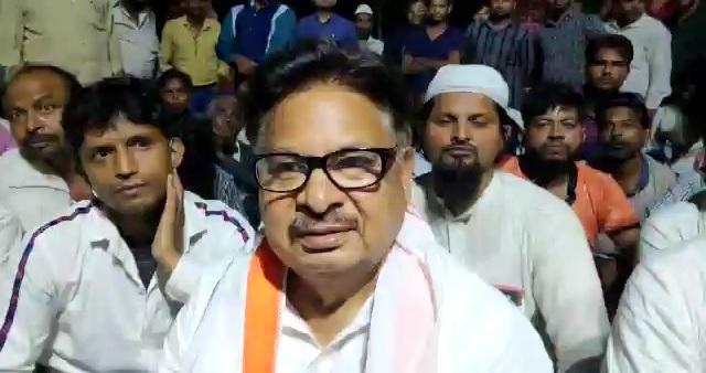 समर्थकों के साथ धरने पर बैठे