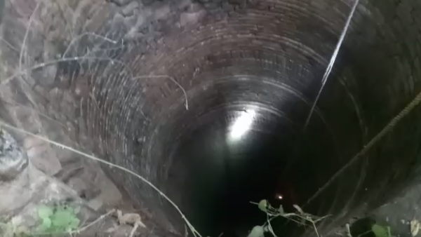 कुएं में ग्रामीण ने उतरकर युवक को निकाला