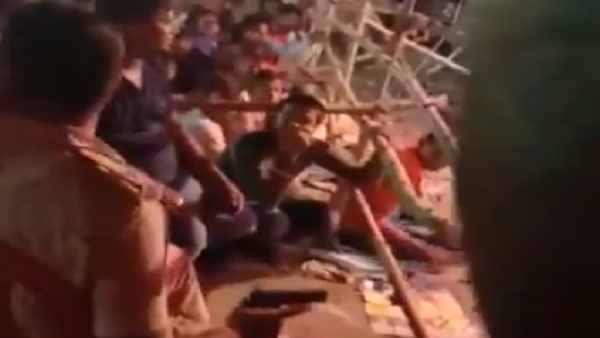 ऑन ड्यूटी तमंचा लहराते हुए करते रहे डांस