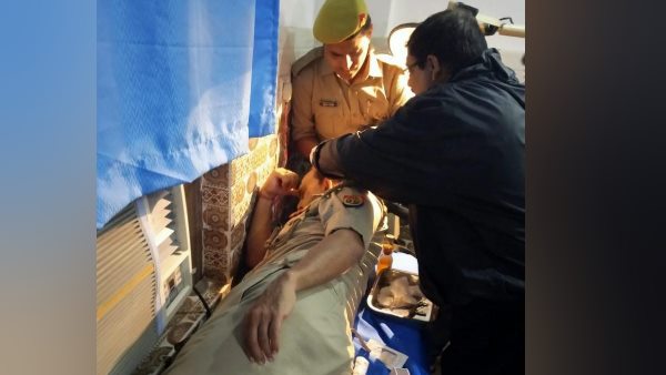 घायल पुलिसकर्मियों को भेजा गया अस्पताल