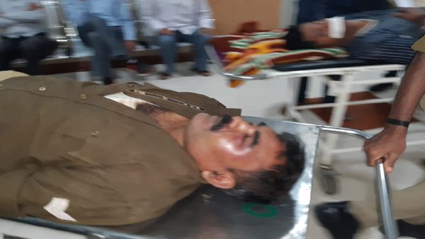 इंस्पेक्टर और सिपाही को बनाया बंधक