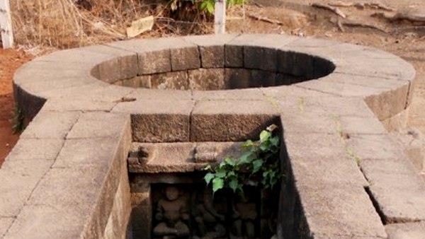 कुएं के अंदर दिख रही है सुरंग