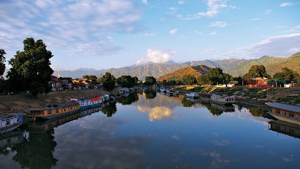 दो राज्यों में बंटा जम्मू कश्मीर