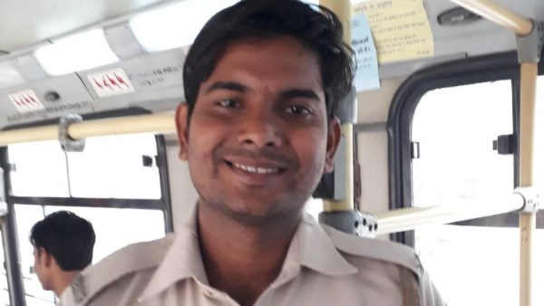 Delhi cm Arvind Kejriwal lauds DTC bus marshal who caught phone thief Delhi cm Arvind Kejriwal lauds DTC bus marshal who caught phone thief