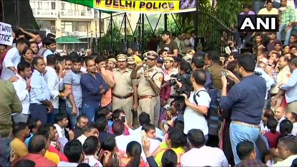 गृह मंत्रालय ने दिल्ली हाईकोर्ट से स्पष्टीकरण मांगा