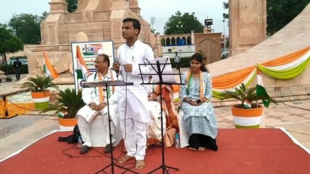 अमर जमन ज्योति, सवाई मानसिंह स्टेडियम जयपुर में गाते फ़िरोज़ ख़ान अमर जमन ज्योति, सवाई मानसिंह स्टेडियम जयपुर में गाते फ़िरोज़ ख़ान