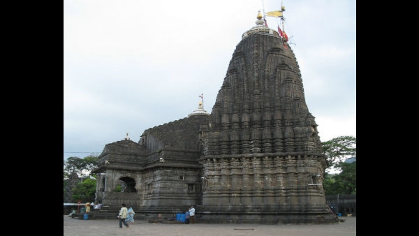 त्र्यंबकेश्वर शिव मंदिर के आंतरिक गर्भगृह में प्रवेश