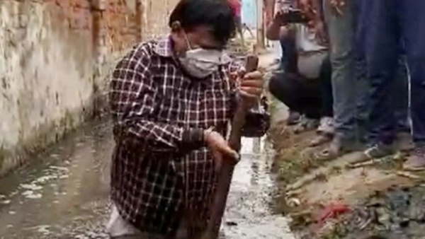 mp minister pradyumn singh did cleaning of drain in gwalior mp minister pradyumn singh did cleaning of drain in gwalior