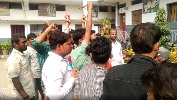 sonbhadra robertsganj teacher did teasing with girl students sonbhadra robertsganj teacher did teasing with girl students