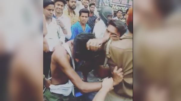 पहले मनचलों ने पीटा फिर लड़कियों ने सिखाया सबक