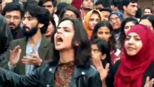 लाहौर यूनिवर्सिटी की छात्रा हैं अरूज, छेड़ रखा है बड़ा आंदोलन