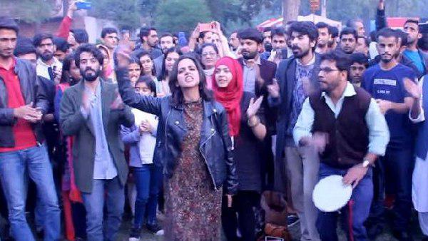 'सरफरोशी की तमन्ना' वायरल होने पर क्या बोलीं अरूज