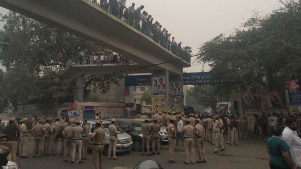 भारी संख्या में पुलिसबलों की तैनाती