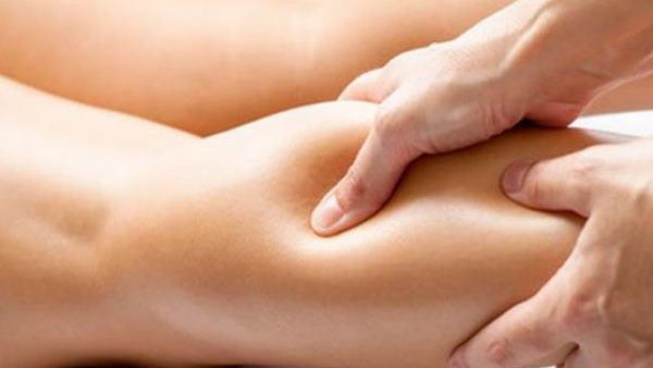 मसाज कराने के लिए बुलाई थी महिला