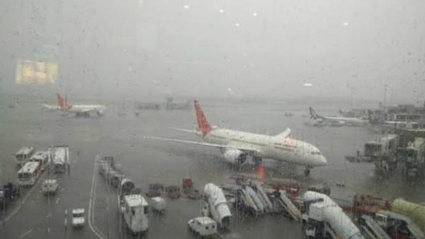 Kolkata airport closed after cyclone Bulbul collided with West Bengal Kolkata airport closed after cyclone Bulbul collided with West Bengal