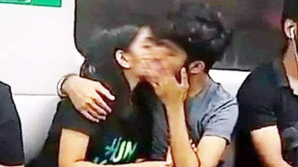 सामने बैठे मुसाफिर ने बनाई वीडियो