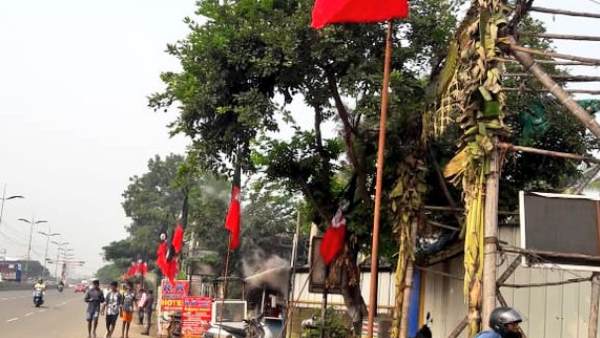 झंडे सजावट के तौर पर लगाए गए थे