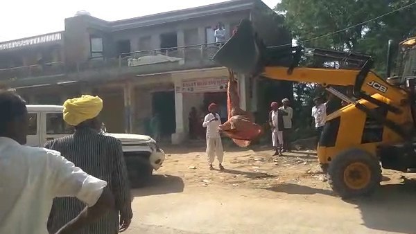 सरपंच ने गाड़ी के टक्कर मारने का जताया था विरोध