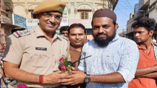 ayodhya verdict welcome by hindu muslim to offering rose in bikaner ayodhya verdict welcome by hindu muslim to offering rose in bikaner
