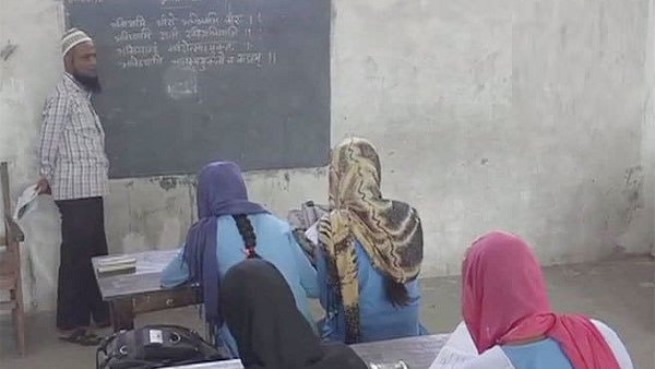 बेटी ने संस्कृत 98 पर्सेंट नंबर पाए