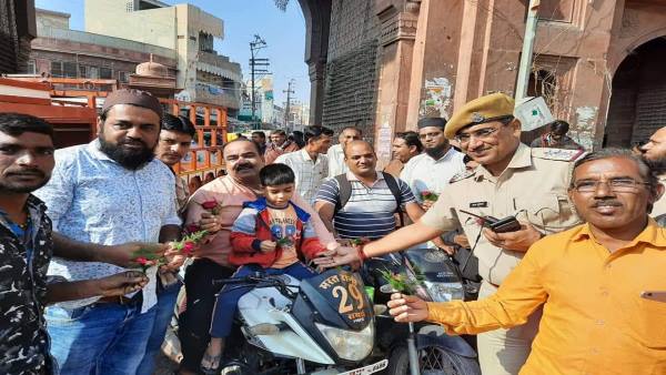 bikaner hindu muslim offering rose flowers to each other after ayodhya verdict bikaner hindu muslim offering rose flowers to each other after ayodhya verdict
