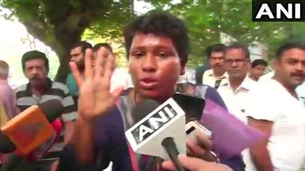 Sabarimala, Trupti Desai, Constitution Day, viral video, Bindu Ammini, kerala, केरल, सबरीमाला, बिंदू आमिनी, तृप्ति देसाई, संविधान दिवस, महिला कार्यकर्ता, सबरीमाला मंदिर Sabarimala, Trupti Desai, Constitution Day, viral video, Bindu Ammini, kerala, केरल, सबरीमाला, बिंदू आमिनी, तृप्ति देसाई, संविधान दिवस, महिला कार्यकर्ता, सबरीमाला मंदिर