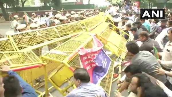 BJP workers angry over Rahul Gandhis remarks protests in front of Congress office BJP workers angry over Rahul Gandhis remarks protests in front of Congress office