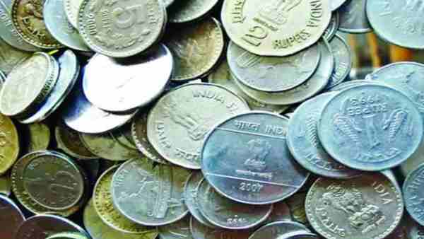 man come with lakhs of coins to pay electricity bill in hathras man come with lakhs of coins to pay electricity bill in hathras