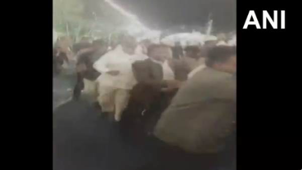 Karnataka, Congress, Congress MLA Tanveer Sait, attacked, Mysuru, कांग्रेस, कर्नाटक, कांग्रेस विधायक, हमला, तनवीर सेत Karnataka, Congress, Congress MLA Tanveer Sait, attacked, Mysuru, कांग्रेस, कर्नाटक, कांग्रेस विधायक, हमला, तनवीर सेत