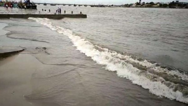 तेज हवाएं और हल्की बारिश