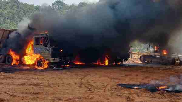 Chhattisgarh: 9 vehicles including Dumper and JCB set on fire by naxals in Dantewada Chhattisgarh: 9 vehicles including Dumper and JCB set on fire by naxals in Dantewada