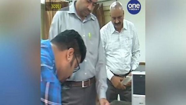 तीन लाख की घूस मांगी थी