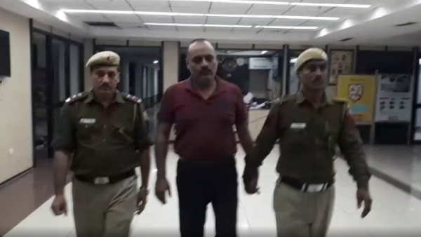 igi airport cisf arrested fake pilot of lufthansa airlines igi airport cisf arrested fake pilot of lufthansa airlines