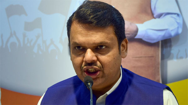 दो आपराधिक मामलों की जानकारी छिपाने का आरोप