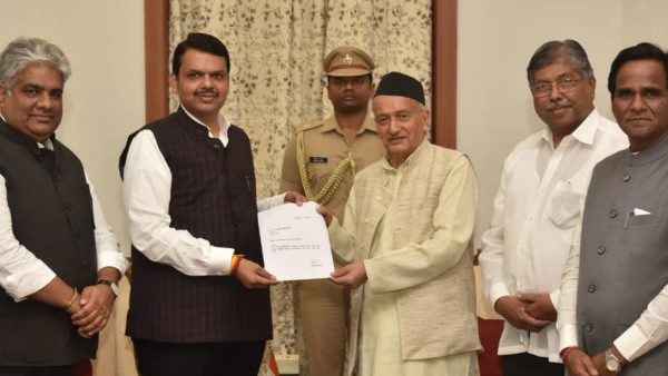 देवेंद्र फडणवीस ने सीएम पद से दिया इस्तीफा