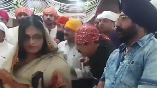 Dewas Municipal Commissioner, Sanjana Jain touched feet of state Minister Sajjan Singh Verma Dewas Municipal Commissioner, Sanjana Jain touched feet of state Minister Sajjan Singh Verma