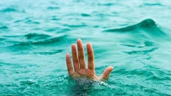 सेल्फी के चक्कर ने पलटी नाव