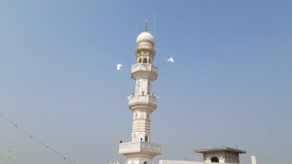 मीनार पर लगाया सफेद झंडे