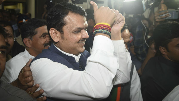 पवार ने किया था 54 विधायकों का दावा