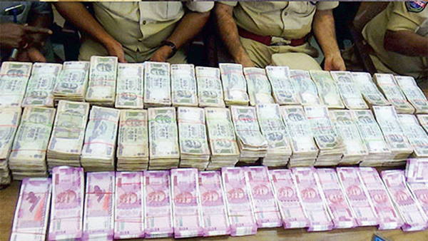 थैलों में नकली नोटों की हेराफेरी कराई जाती थी