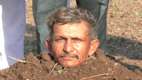 Watch video: A Gujarati farmer hidden his body inside land for crop insurance Watch video: A Gujarati farmer hidden his body inside land for crop insurance