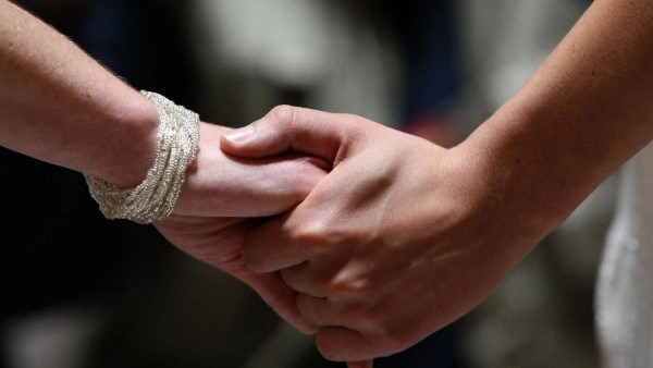 परिजनों ने आपत्तिजनक हालत में पकड़ा