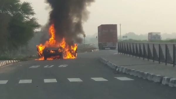 कार में कुछ जलने की बूं आने पर शक