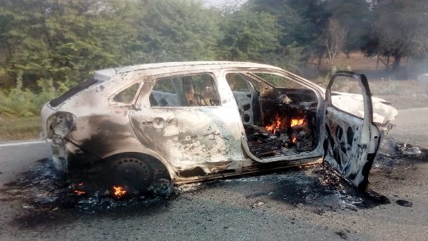 कार की डिक्की में रखा सामान जलकर राख