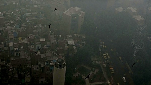 प्रदूषण से दम घुट रहा, योगी उद्घाटन करने आए