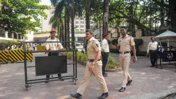 5 स्टार होटलों के स्टाफ शिवसेना के खास